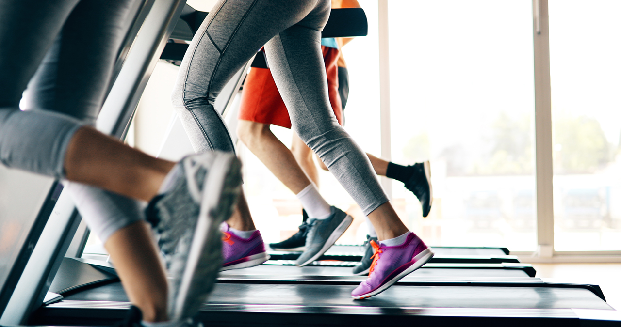 Picture-of-people-running-on-treadmill-in-gym